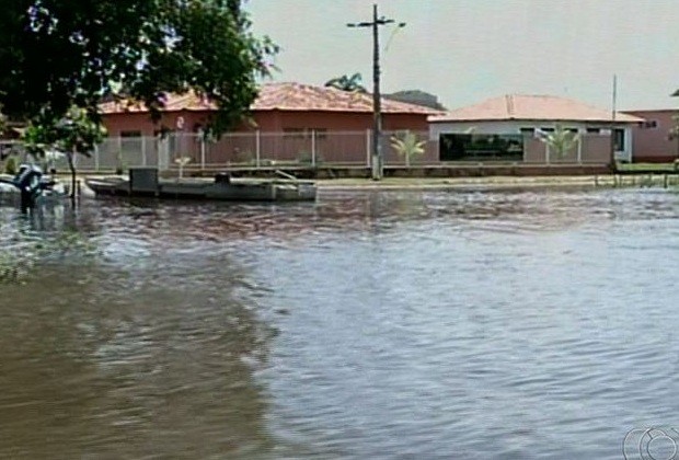 Cheia do Rio Araguaia alaga ruas de Luiz Alves e moradores comemoram