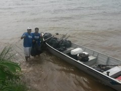 Pescadores recolhendo lixo as margens do Rio Sucuruí (Foto: Apetl - Associação de Pesca Esportiva de Três Lagoas)