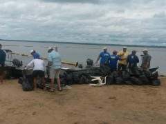 Parte do lixo recolhido as margens do Rio Sucuruí (Foto: Apetl - Associação de Pesca Esportiva de Três Lagoas)