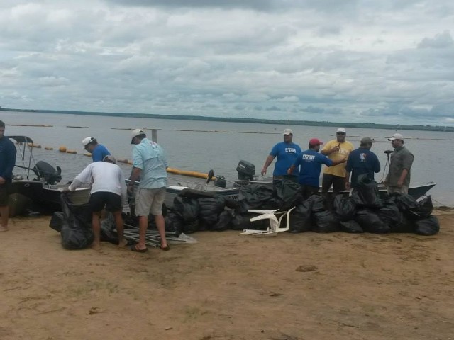 APETL promove remoção de lixo da margem do rio Sucuriú no MS