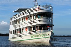 Acidente entre voadeira e Barco de pesca deixa um desaparecido em Barcelos-AM 2