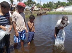 Adolescente faz a soltura de peixes patrocinado pela Codevast