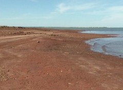 Água baixou 6 metros segundo pescadores (Foto: Reprodução / TV TEM)