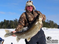 Americano fisga truta de 26kg em aguas Canadense
