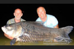 Amigos transformam cinzas de pescador em isca e capturam peixe de 82 kg