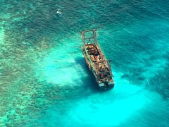 Barco Chines encalhado em santuario de corais