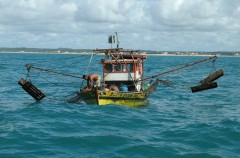 Barco de arrasto de camarão em condições precarias no Nordeste