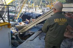 Barco que conseguiu licenca na justica e apreendido por pesca ilegal em SC 2