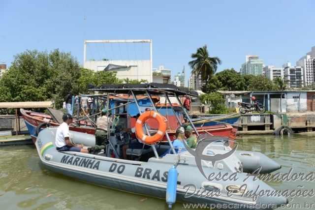 Barco que fazia pesca ilegal é apreendido em operação em Vitória-ES