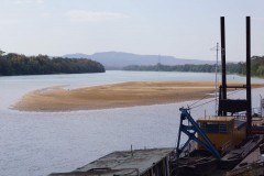 Barcos parados em bancos de areia em Tres Marias