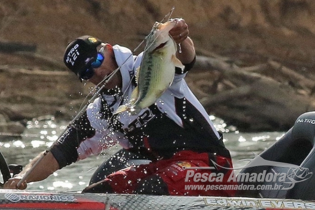 Edwin Evers fatura prêmio de $ 300.000 ao vencer o Bass Master Classic‬ 2016