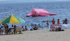 Boto inflavel na praia de ponta negra em Manaus