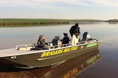 Brigada Militar apreende redes durante fiscalizacao no Rio Uruguai no RS