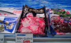 Carne de baleia em comercio local no Japão, venda está em queda