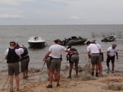 Cerca de 20 mil peixes, crustáceos e moluscos estavam preso nas redes (Foto: CABM/Divulgação)