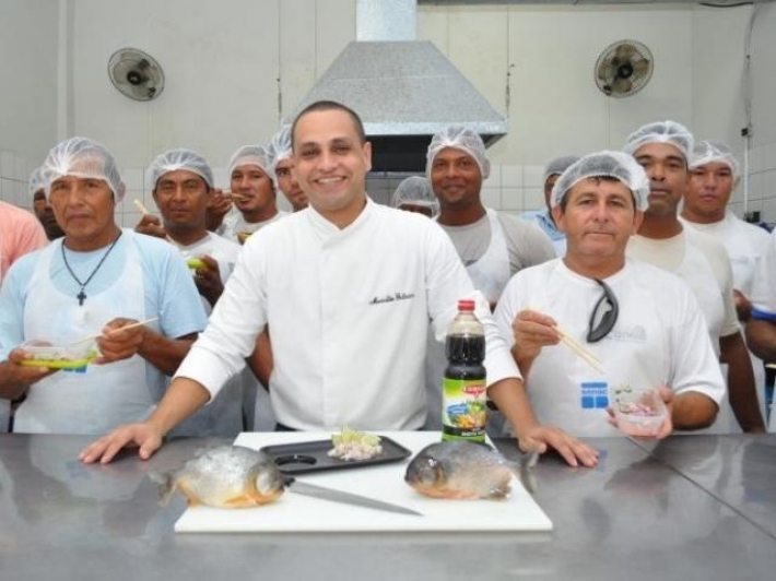 Com consultoria de Chef, guias aprimoram sashimi de piranha no MS