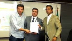 Deputado Ernani Polo e Deputado Frederico Antunes recebendo pauta das mãos de Flávio Luiz ( Fegape )