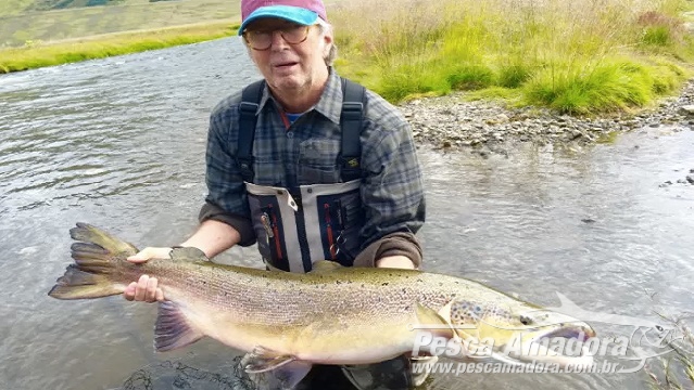 Eric Clapton captura maior salmão da Islândia em 2016