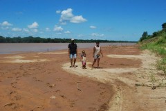 Familia de Valdecir Ferreira caminha em parte do São Francisco que secou (Foto: Jornal Estado de Minas)