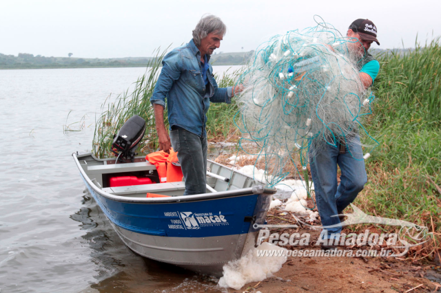 Fiscais apreendem 2 mil metros de rede na Lagoa de Imboassica em Macaé (RJ)