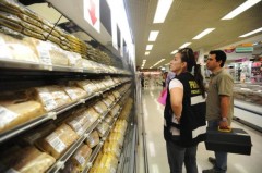 A fiscalização dos peixes passou por peixarias e supermercados de Florianópolis (Foto: Betina Humeres / Agencia RBS)