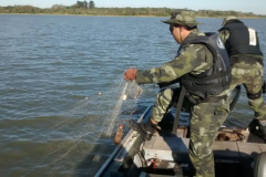 Forca Verde apreende 2.000 m de redes e 300 m de espinheis no Rio Tibagi no PR