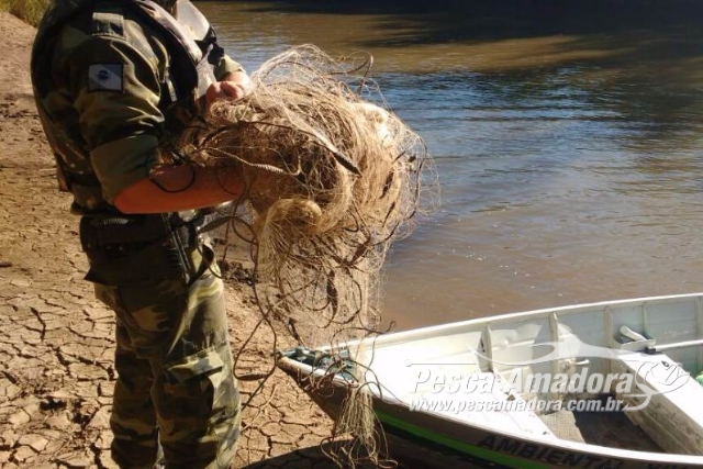 Força Verde flagra pesca predatória e apreende redes de pesca no Rio Tibagi-PR