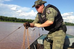 Forca Verde recolhe redes e tarrafas ilegais no Rio Tibagi no PR