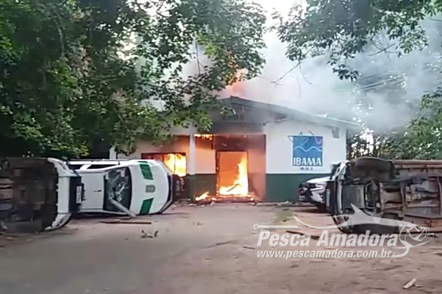 Garimpeiros ateiam fogo em sedes do Ibama e ICMBio em Humaitá (AM)