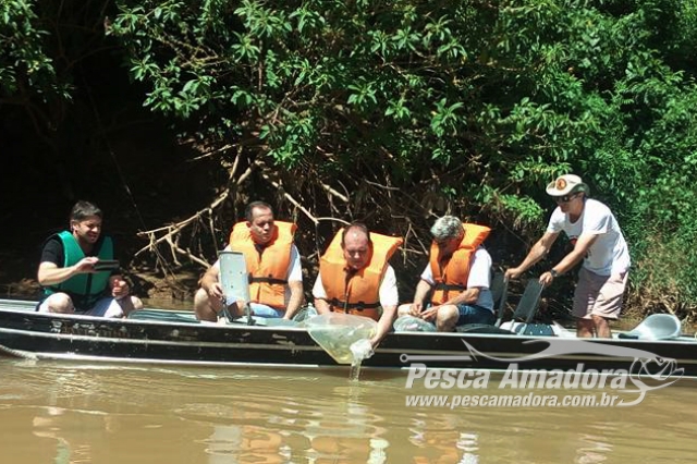 Grupo Sentinelas realizam soltura de peixes no Rio Mogi Guaçu-SP