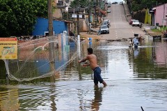 Homem joga rede de pesca em plena avenida no centro de Porto Velho