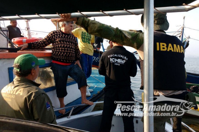 Ibama  apreende 5 barcos clandestinos e 10 redes de arrasto na APA de Guapimirim-RJ