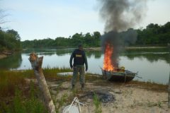 Ibama queima barcos contra pescaria ilegal em terra indigena em MT