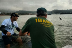Ibama recolhe 12 redes de pesca e 3 tartarugas mortas na Foz do Rio Itapemirim-ES