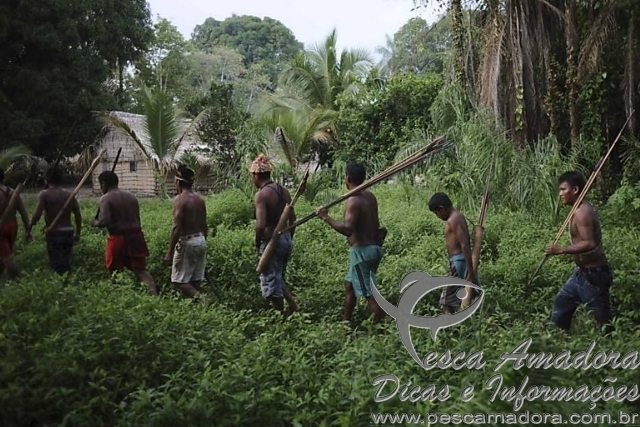 Pms agridem indígenas que estariam proíbindo a pesca esportiva no Rio Marmelos-AM