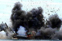 Indonesia festeja independencia afundando pesqueiros estrangeiros ilegais