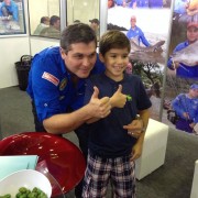 Joel Datena em pose para foto na Feira da Pesca & Cia em Goiania