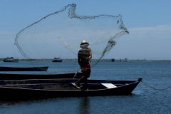 Lagoa de Araruama entra em periodo de defeso ate novembro na regiao dos lagos no RJ