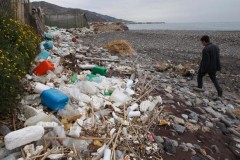 Lixo em praia na europa