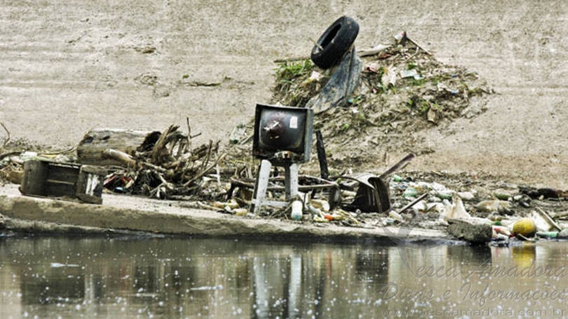 Pescadores retiram 600 metros cúbicos de lixo do Rio Tietê