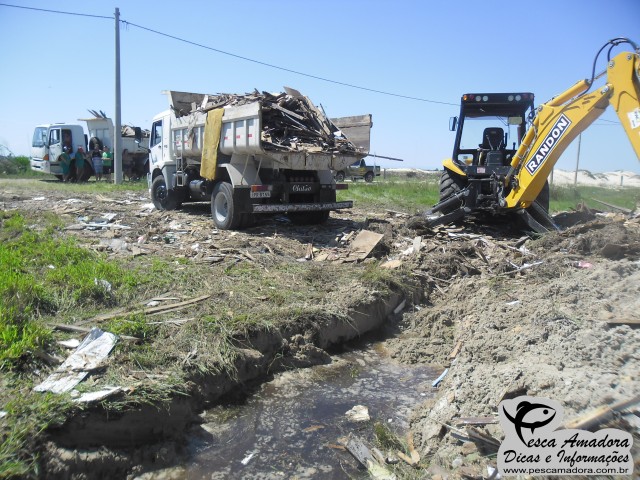 Policia Ambiental flagra descarte de material em praia do litoral norte do RS