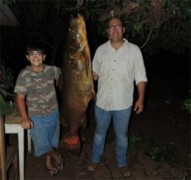Menino de 10 anos pesca jau no Parana
