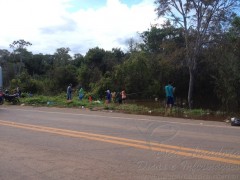 Moradores pescam na beira da estrada com a cheio do Rio Madeira em RO