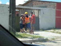 Moradores recebendo mascaras de funcionarios da Brasmar (Foto: Fórum do Movimento Ambientalista do Paraná)