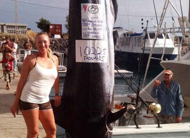 Mulher pesca peixe de quase meia tonelada, mas perde recorde