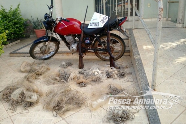 PM apreende duas armas e 17 redes de pesca no Rio Jequitinhonha em MG