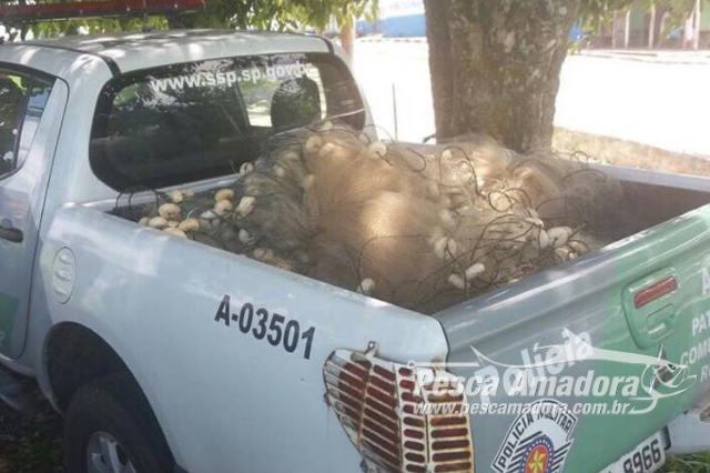 PMA apreende 1 km de redes ilegais e 500 kg de pescado durante fiscalização em Cananéia (SP)
