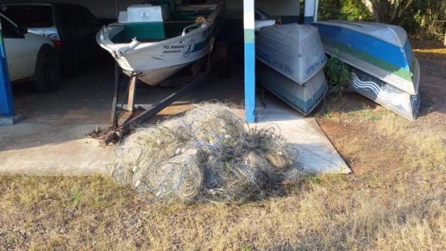 PMA apreende 1,2 km de redes de pesca e liberta 30 kg de peixes no Rio Paraná em MS