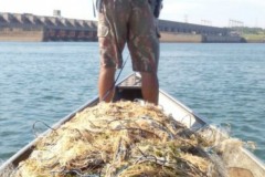 PMA apreende 30 redes durante fiscalizacao no lago da Usina Sergio Mota no rio Parana