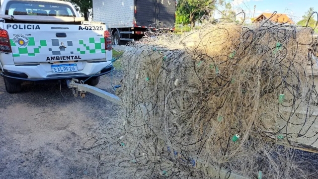 PMA apreende 700 metros de redes de pesca no Rio Paraná, em Presidente Epitácio (SP)